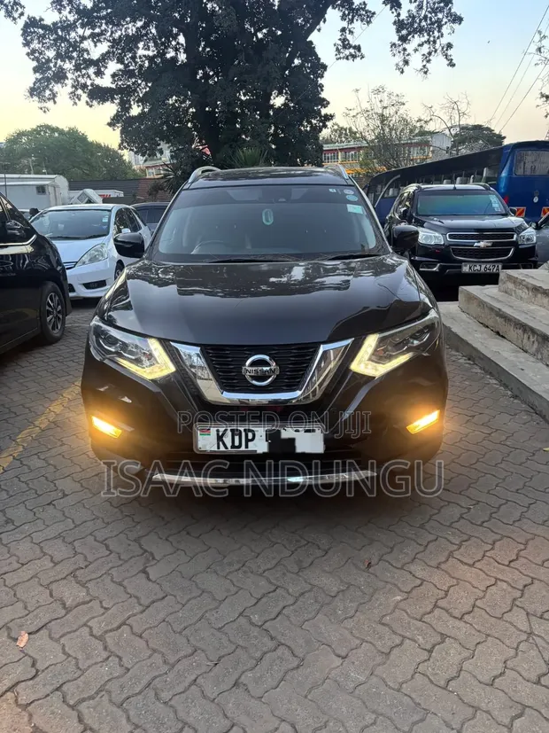 Nissan X-Trail 2017 Nyeusi 7 Seater - 1