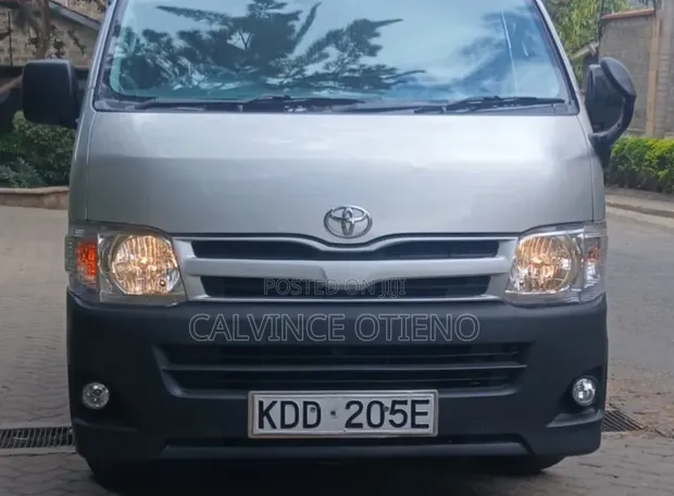 Toyota HiAce 2014 Nyeusi - 1