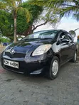 Toyota Vitz 2013 Nyeusi ya Matt - 2