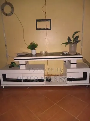 Woodstock Nyeupe TV Stand Milango 3 na Droo