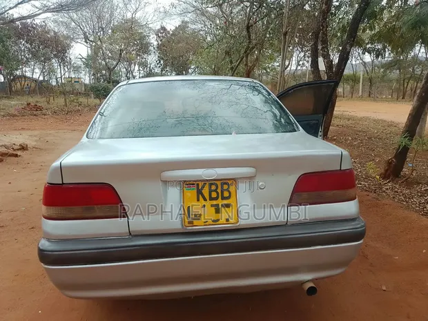 Toyota Carina 2001 Nyeusi - 1