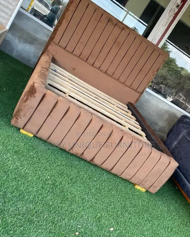 Kitanda cha Brown cha 5x6 chenye Headboard ya Channel - 1