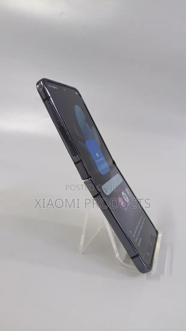 Samsung Galaxy Z Flip4 128GB Black (Refurbished) - 1