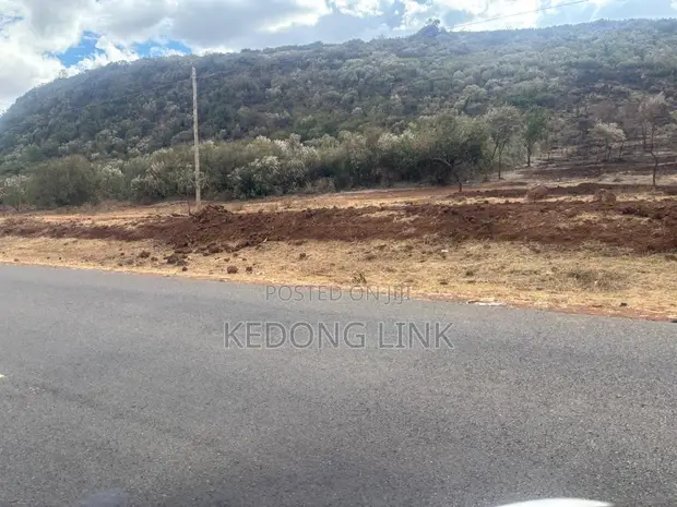 Eka 2 Zinazogusa Barabara ya Ngong-Suswa Tarmac - 1