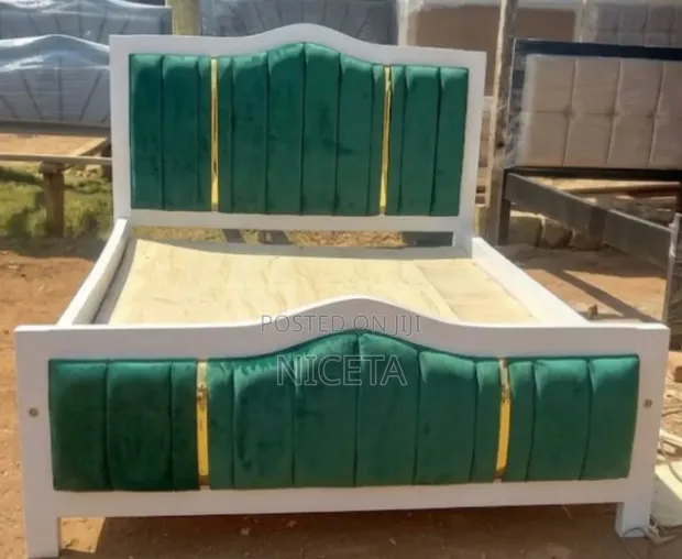 Kitanda cha 5x6ft chenye Vitu vya Dhahabu - 1