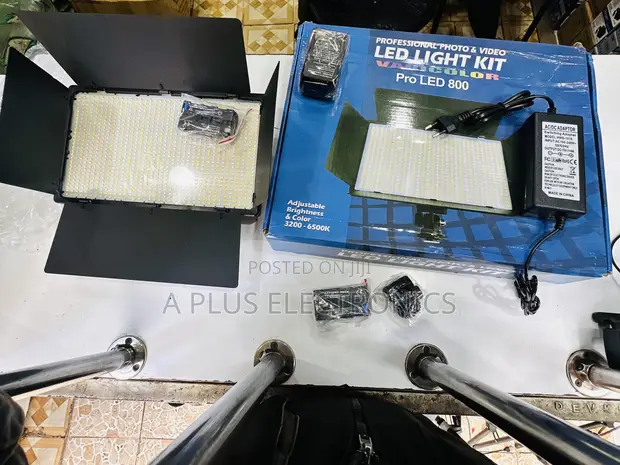 U800 LED Light Kit with Stand & 2 Rechargeable Batteries - 1