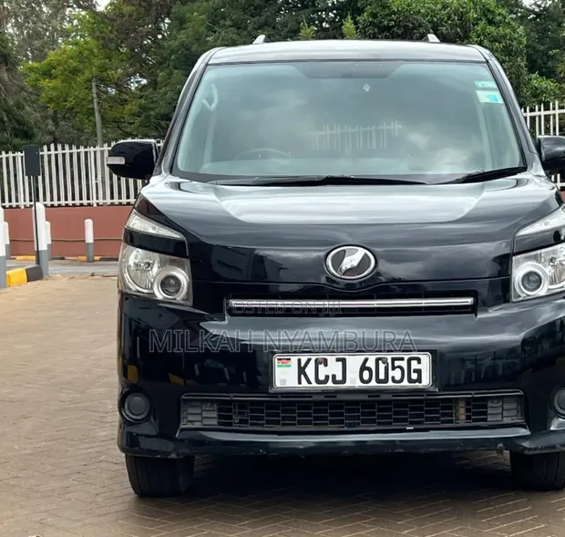 Toyota Voxy 2009 Nyeusi - 1