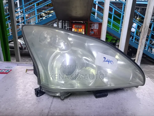 Toyota Harrier 240 Xenon Headlight (Iliyo tumika) - 1