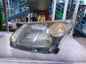 Toyota IST 2007-2015 Xenon Headlight (Iliyo tumika)