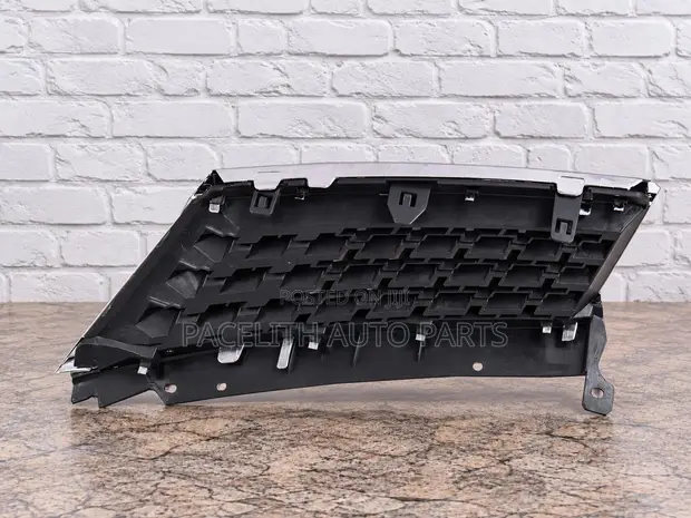 Grille ya Nissan Tiida 2005 - 1