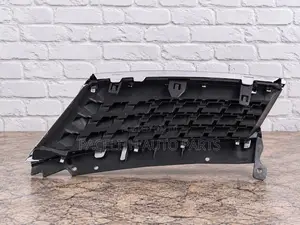 Grille ya Nissan Tiida 2005