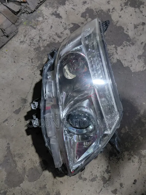 Mataa ya Xenon Toyota Noah (2017-2018) - 1