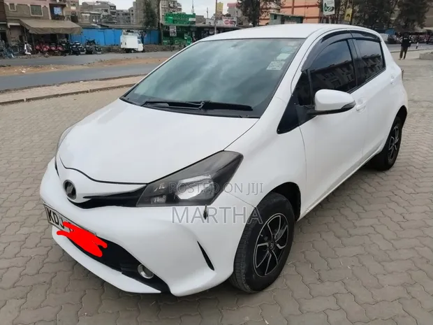 Toyota Vitz 2015 Nyeupe - 1