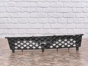 Grille ya Mbele ya Kati Nissan X-Trail T30 (2001-2003)