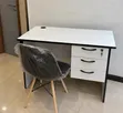 Kikao Nyeupe cha Ofisi chenye Droo 3 na Kiti - 2
