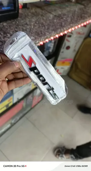 Nembo ya Mazda Sport yenye S ya Nyekundu/Nyeupe