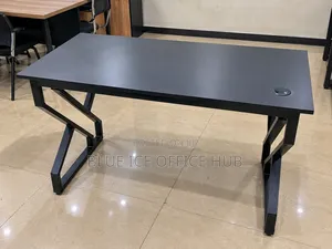 Meza Nyeusi ya Ofisi na Fremu ya Chuma - Jedwali la Kompyuta la Kisasa