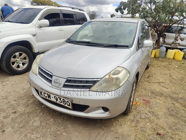 Nissan Tiida 2012 Nyeupe - 1