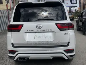 2023 Toyota Land Cruiser LC300 Petrol