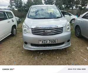 Toyota Noah 2012 Nyeupe