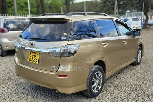 Toyota Wish 2012 Dhahabu - 1