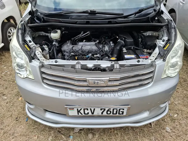 Toyota Voxy X 4WD 7-Seater 2012 Silver - 1