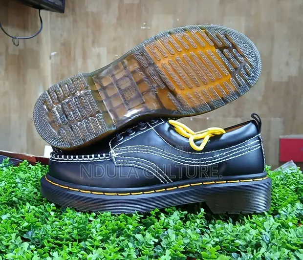 Kiatu cha Dr. Martens Lowell Nyeusi cha Analine Moc Toe - 1