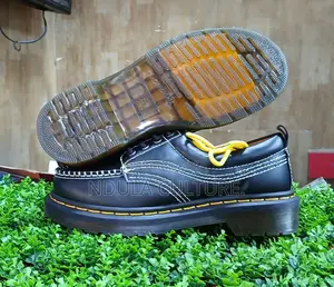 Kiatu cha Dr. Martens Lowell Nyeusi cha Analine Moc Toe