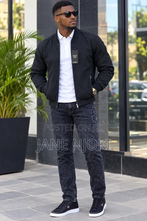 Kombati ya Wanaume: Jaketi Nyeusi, Polo Nyeupe, Jeans Slim - 1