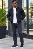 Kombati ya Wanaume: Jaketi Nyeusi, Polo Nyeupe, Jeans Slim - 1