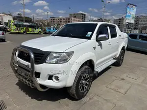 Toyota Hilux 2015 Nyeupe