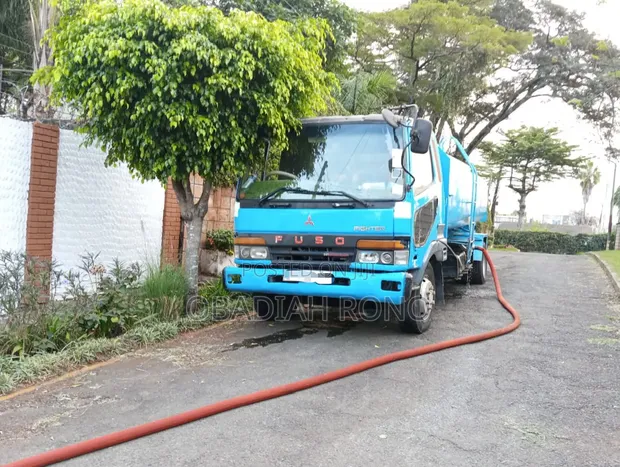 Mitsubishi Fuso Fighter Tanker Truck - 1