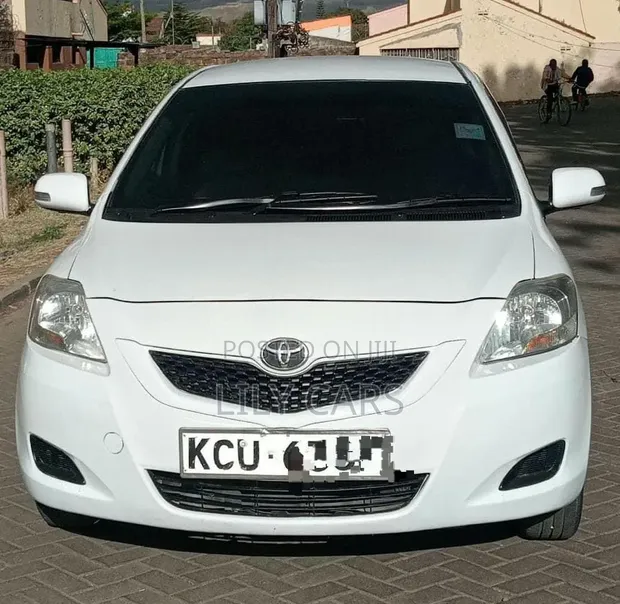 Toyota Belta 2012 Nyeupe - 1