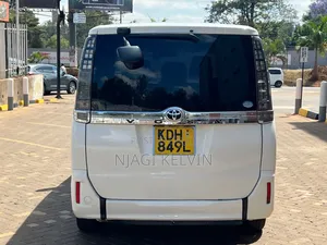 Toyota Voxy 2016 Nyeupe