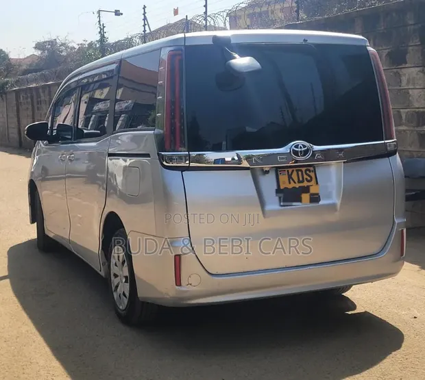 Toyota Noah 2018 Beige - 1