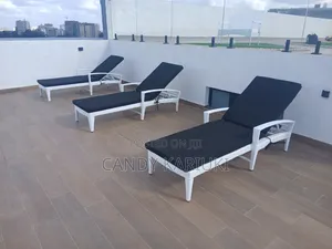 Sunloungers Nyeupe Zinazoweza Kurekebishwa na Godoro Nyeusi