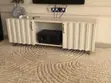 Kisimamio cha TV Nyeupe cha 4x6 chenye Droo - 1