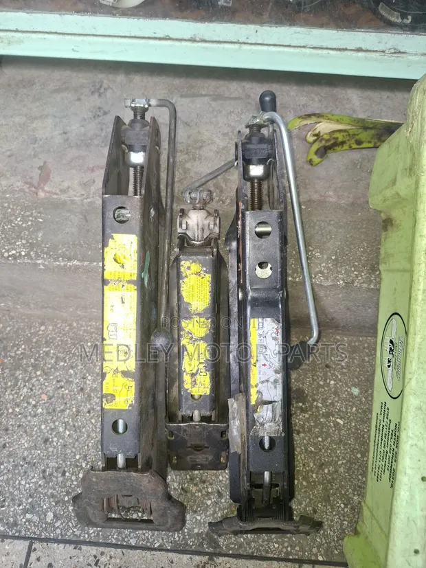 Mercedes-Benz / Volvo Original Jacks - 1
