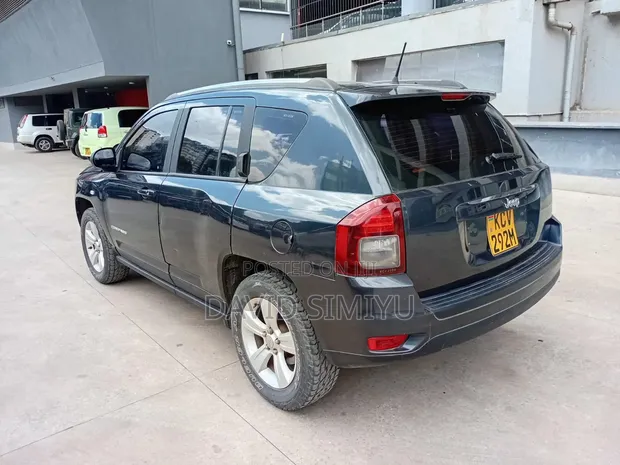 Jeep Cherokee 2012 Nyeusi - 1