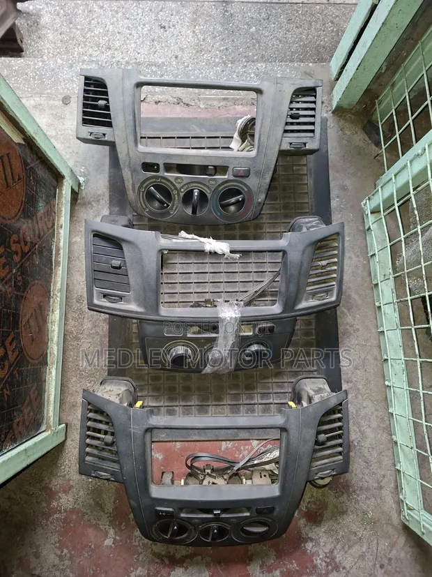 Toyota Hilux Complete Console - Used - 1