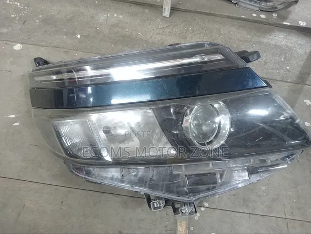 Taa ya Mbele ya Toyota Voxy 2015 - 1