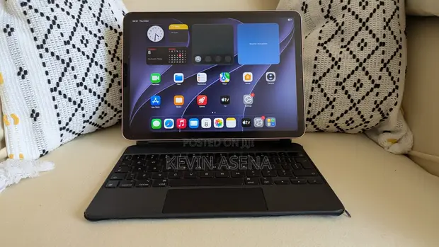 Apple iPad Air (2020) Wi-Fi 256GB na Magic Keyboard - 1
