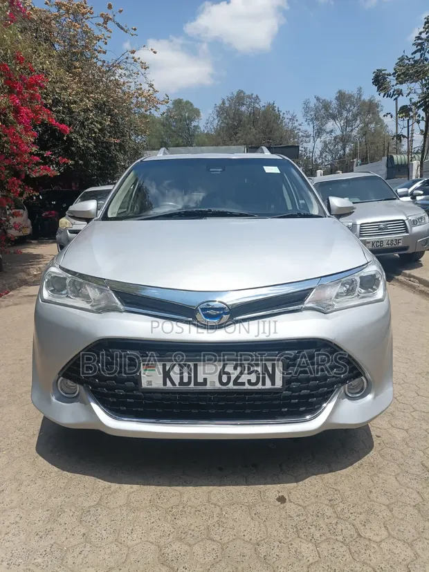 Toyota Corolla Fielder 2016 Silver - 1