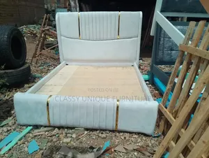 Kitanda cha White Velvet chenye Mabawa na Gold Trim (Queen)