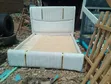 Kitanda cha White Velvet chenye Mabawa na Gold Trim (Queen) - 1