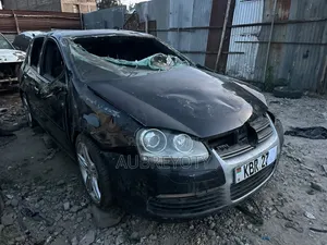 Volkswagen Golf 2006 Nyeusi