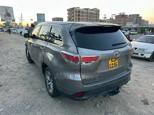 Toyota Kluger 2016 Nyeupe