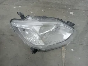 Taa ya Mbele ya Toyota Passo 2015