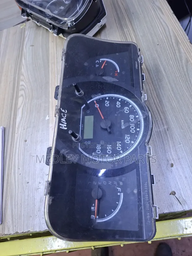 Saa ya Dashboard ya Toyota Hiace 7L - 1