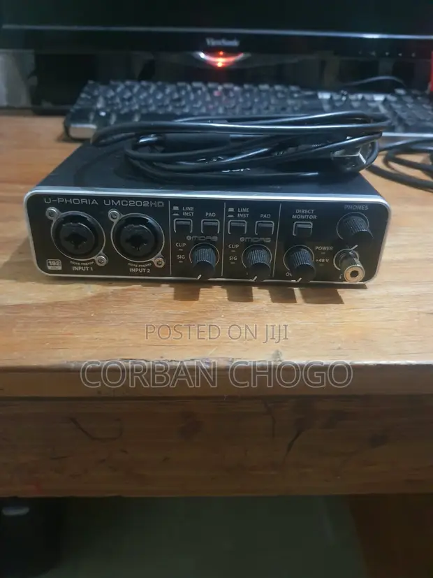Behringer U-Phoria UMC202HD Audio Interface - 1